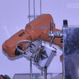 Obr. 1 Robot ABB čapoval pre účastníkov pivo